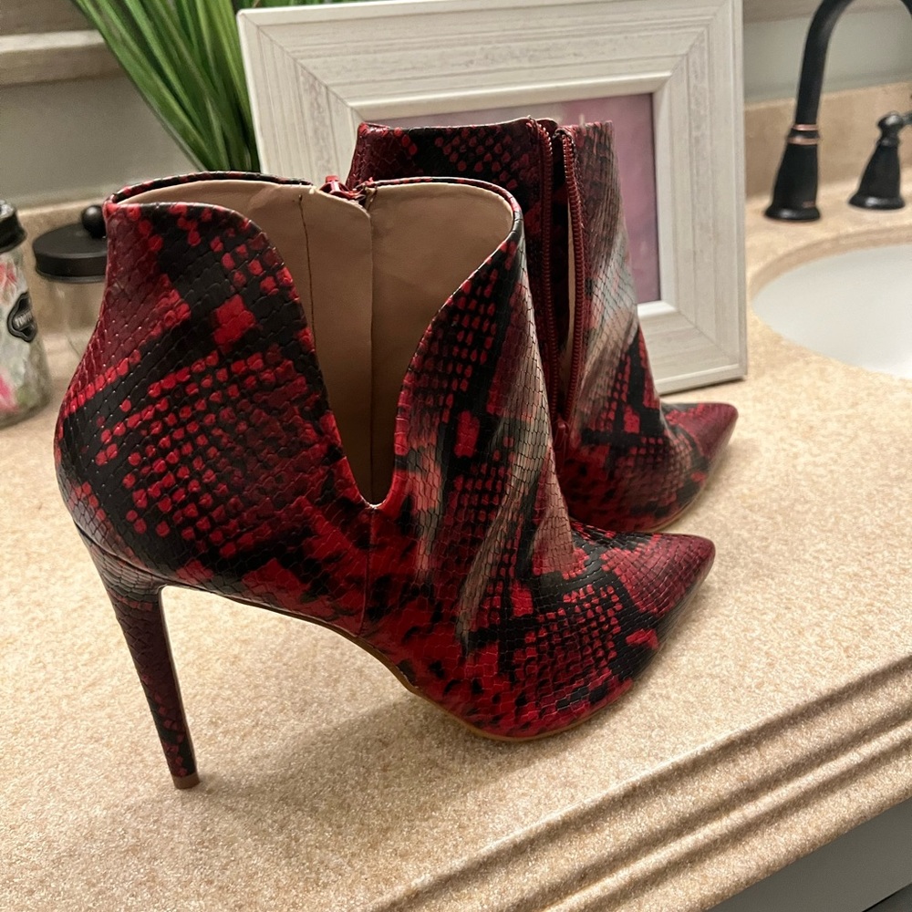 Steve Madden Heels. Never Worn.